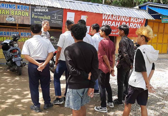 Bolos Sekolah di Warung Kopi, Pelajar di Ngawi Dapat Pembinaan dari Polisi Bolos Sekolah di Warung Kopi, Pelajar di Ngawi Dapat Pembinaan dari Polisi