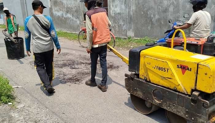 Tanggapi Keluhan Warga, DPUPR Jombang Perbaiki Jalan Berlubang