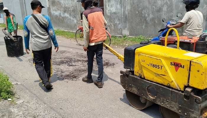 Tanggapi Keluhan Warga, DPUPR Jombang Perbaiki Jalan Berlubang Tanggapi Keluhan Warga, DPUPR Jombang Perbaiki Jalan Berlubang