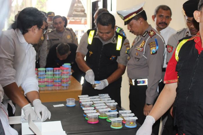 Deteksi Penggunaan Narkoba, Polres Bondowoso Lakukan Tes Urine kepada Anggota