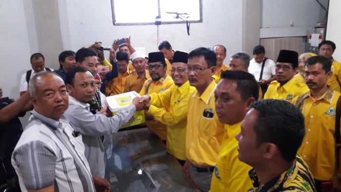 Serahkan Berkas Verifikasi Parpol ke KPUD, Golkar Gresik Optimis Menangi Pileg 2019 Serahkan Berkas Verifikasi Parpol ke KPUD, Golkar Gresik Optimis Menangi Pileg 2019