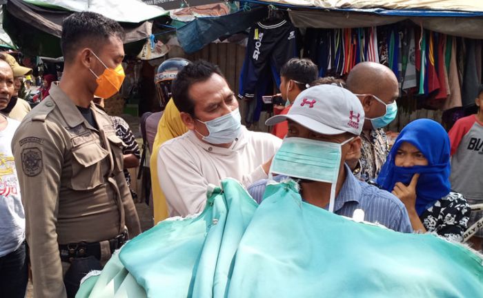 Cegah Corona, Pemkab Gresik Semprotkan 21 Ribu Liter Disinfektan Hingga Bagi-bagi Masker Gratis