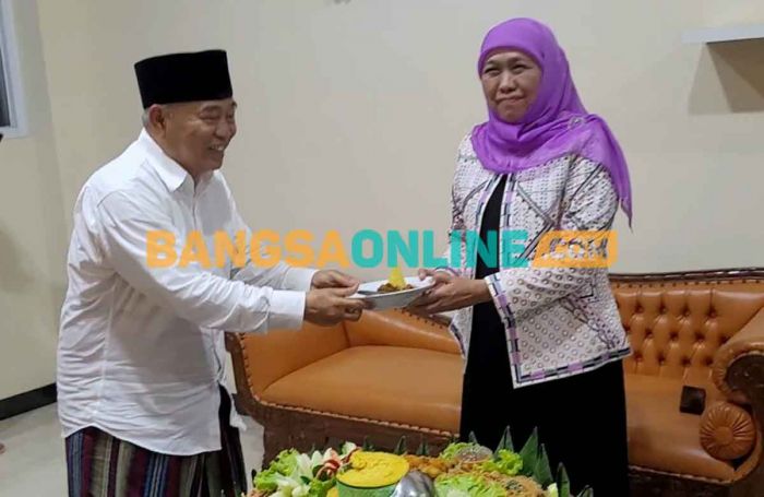 Harlah ke-71 Pergunu, Kiai Asep Potong Tumpeng Diberikan pada Gubernur Khofifah