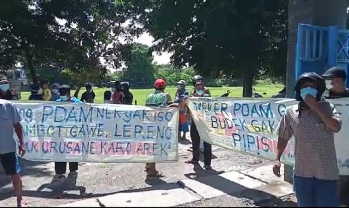 Air PDAM Tak Mengalir, Warga Desa Semampir Demo Kantor Cabang Cerme Air PDAM Tak Mengalir, Warga Desa Semampir Demo Kantor Cabang Cerme