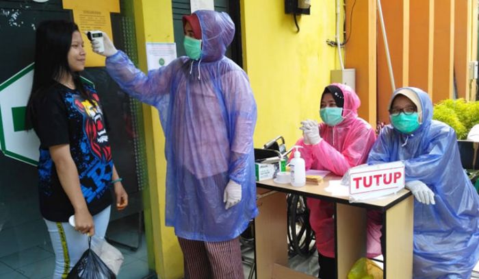 Stok APD Minim, Petugas Medis Puskesmas di Kota Malang Gunakan Jas Hujan Plastik Stok APD Minim, Petugas Medis Puskesmas di Kota Malang Gunakan Jas Hujan Plastik