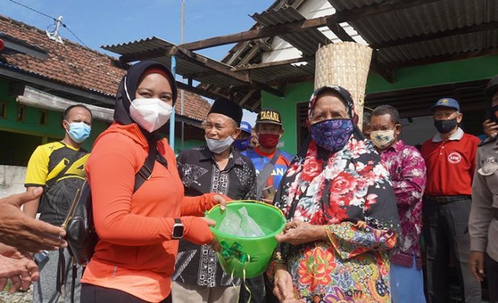 Ning Ita Salurkan Bantuan Perbaikan Rumah kepada Korban Puting Beliung