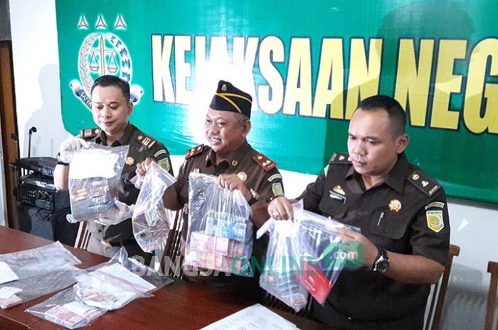 Kejari Gresik Bidik Tersangka Lain Dalam Kasus Korupsi di BPPKAD Kejari Gresik Bidik Tersangka Lain Dalam Kasus Korupsi di BPPKAD