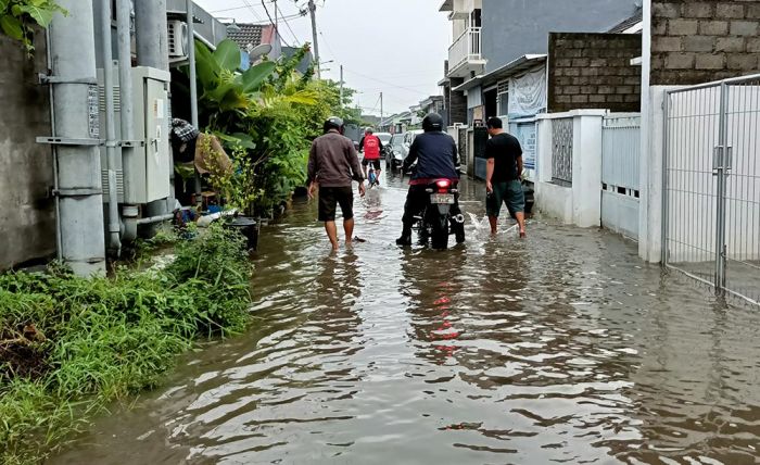 Tanggul Sungai Jebol, Perum Kwadungan Permai Kediri Terendam Lagi Tanggul Sungai Jebol, Perum Kwadungan Permai Kediri Terendam Lagi