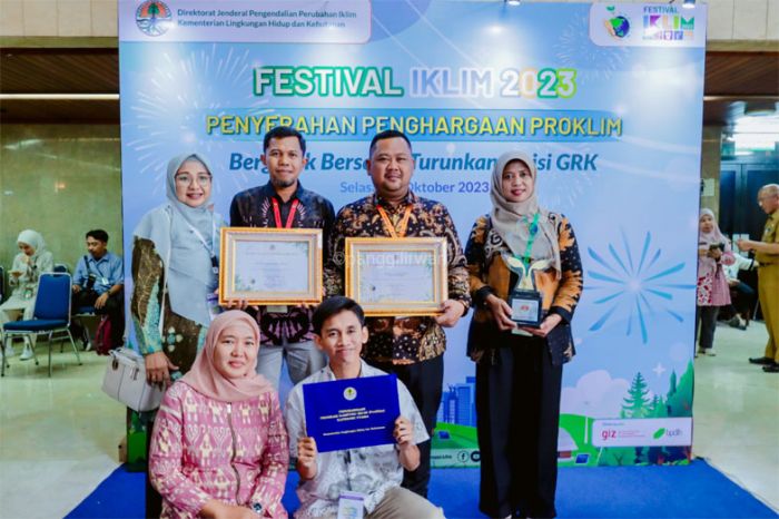 Pemkab Gresik Raih Tiga Penghargaan dari KLHK di Ajang Proklim 2023 Pemkab Gresik Raih Tiga Penghargaan dari KLHK di Ajang Proklim 2023