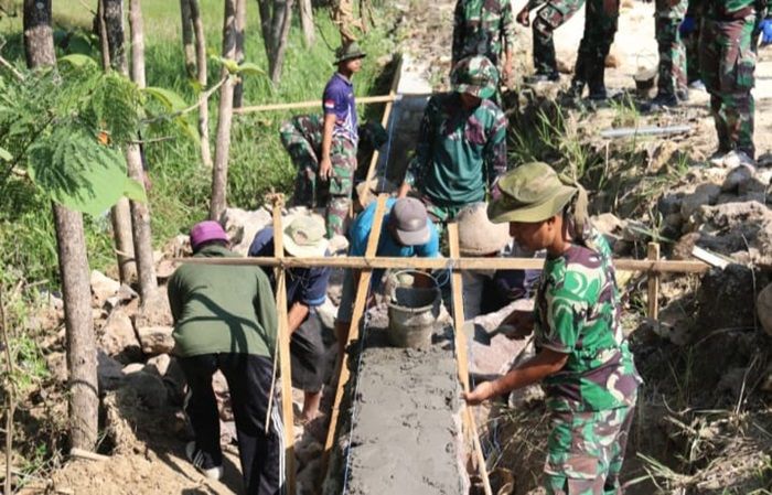 Hari Kedua TMMD ke-114 Ngawi Diawali dengan Bangun Talud Jalan Desa Gunungsari