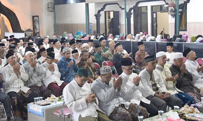 Zikir dan Tahlil untuk Ning Lik Dihadiri Ribuan Jemaah Zikir dan Tahlil untuk Ning Lik Dihadiri Ribuan Jemaah