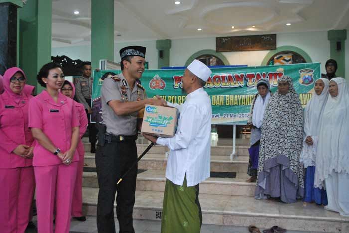 Berbagi di Bulan Ramadhan, Polres Ngawi Salurkan Sembako dan Takjil