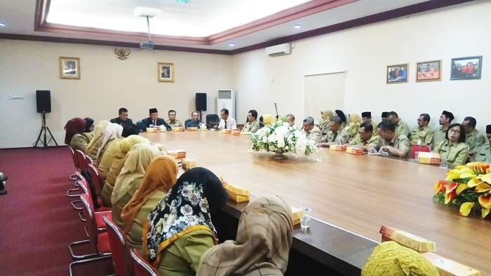 Diwaduli Pungli Seragam, Wawali Kota Mojokerto Copot Kasek SDN Wates V Diwaduli Pungli Seragam, Wawali Kota Mojokerto Copot Kasek SDN Wates V
