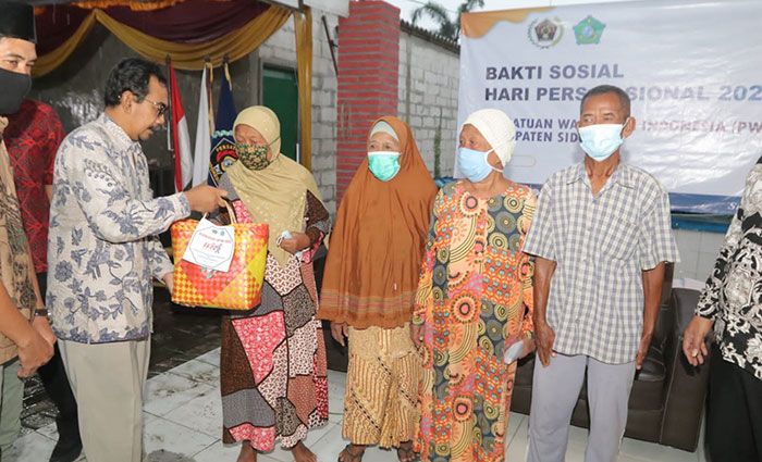 HPN 2022, PWI Sidoarjo Bagikan Sembako untuk Warga Tiga Desa di Balongbendo HPN 2022, PWI Sidoarjo Bagikan Sembako untuk Warga Tiga Desa di Balongbendo