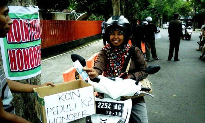 Tak Dibantu Pemkab, FHK2I Bondowoso Galang Koin untuk Bekal Demo ke Istana Presiden Tak Dibantu Pemkab, FHK2I Bondowoso Galang Koin untuk Bekal Demo ke Istana Presiden
