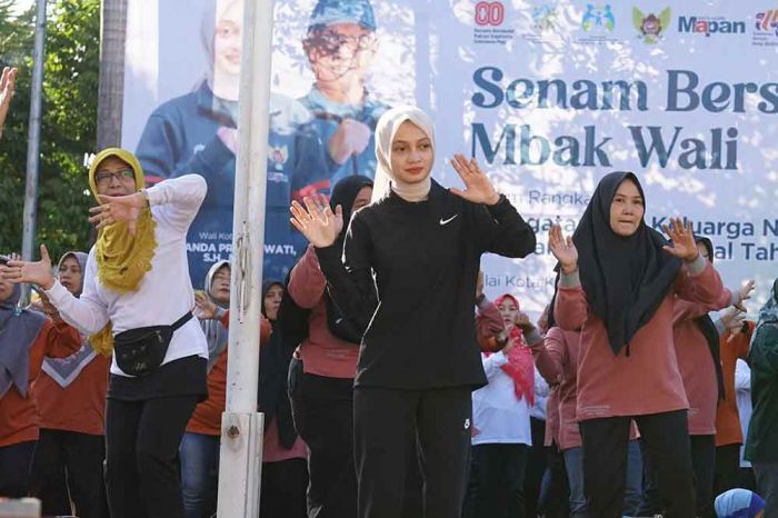 Peringati Harganas dan HAN 2025, Wali Kota Kediri Gelar Senam Bersama di Halaman Balai Kota Peringati Harganas dan HAN 2025, Wali Kota Kediri Gelar Senam Bersama di Halaman Balai Kota