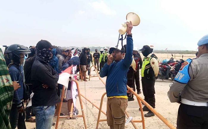 Tuntut Tenaga Kerja, Warga Mengare Komplek Gresik Demo Smelter PT Freeport Indonesia Tuntut Tenaga Kerja, Warga Mengare Komplek Gresik Demo Smelter PT Freeport Indonesia