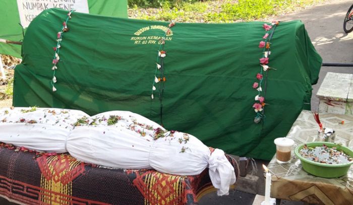 Warga Geger, Jalan Ditutup Keranda Mayat dan Pocong, Ingatkan Bahaya Covid-19 Warga Geger, Jalan Ditutup Keranda Mayat dan Pocong, Ingatkan Bahaya Covid-19