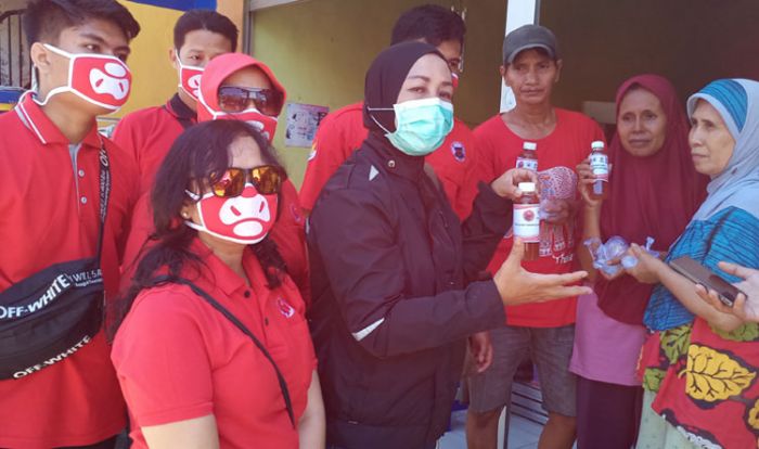 Sarinah dan BMI Gresik Gencar Bagikan Wedang Pokak untuk Tangkal COVID-19 Sarinah dan BMI Gresik Gencar Bagikan Wedang Pokak untuk Tangkal COVID-19