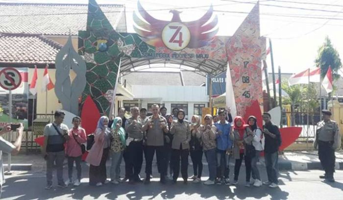 Ikut Festival Gapura, Polres Pamekasan Tampilkan Motif Batik Sekar Jagat dan Arek Lancor Ikut Festival Gapura, Polres Pamekasan Tampilkan Motif Batik Sekar Jagat dan Arek Lancor