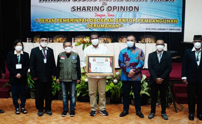 Award Yayasan Ujung Aspal Jatim dan Sharing Opinion