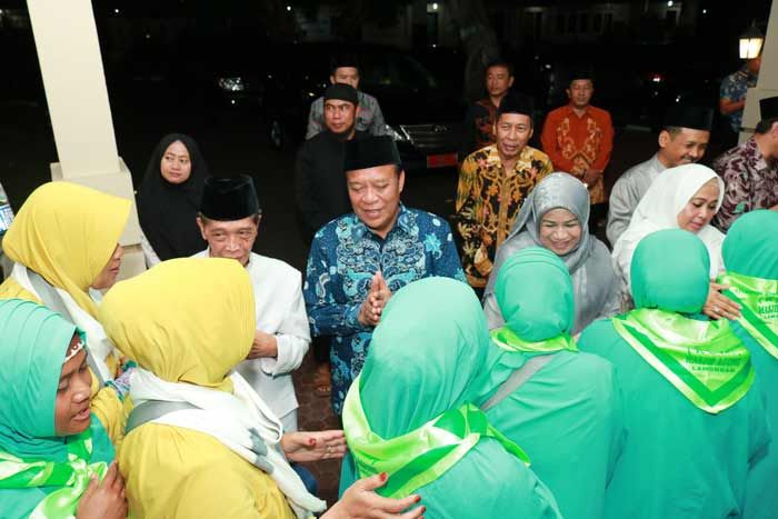 Bupati Fadeli Berangkatkan 1.822 JCH Bupati Fadeli Berangkatkan 1.822 JCH