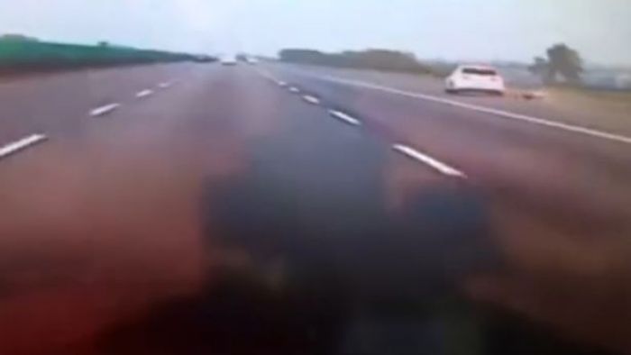 Gegeran dengan Kekasih, Cewek Ini Keluar saat Mobil Melaju Kencang Gegeran dengan Kekasih, Cewek Ini Keluar saat Mobil Melaju Kencang