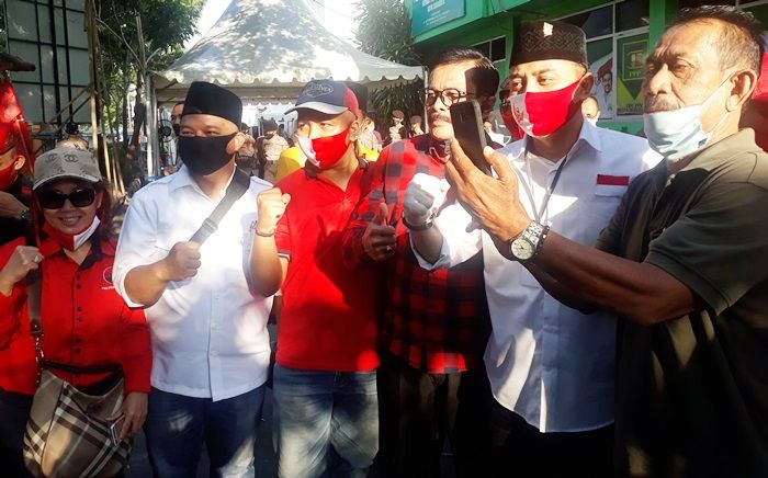 Relawan Gus Eri Antar Eri Cahyadi-Armuji Daftar ke KPU Surabaya Relawan Gus Eri Antar Eri Cahyadi-Armuji Daftar ke KPU Surabaya