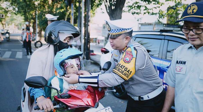 Operasi Patuh Semeru 2025: Satlantas Polres Gresik Kampanye Keselamatan dengan Helm dan Cokelat