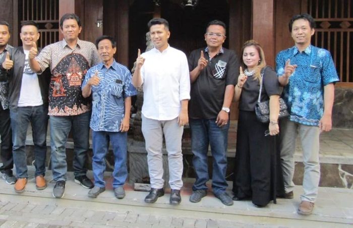 Silaturahmi ke Malang, Emil Dapat Dukungan dari Pendiri PDI Kota Malang Peni Suparto Silaturahmi ke Malang, Emil Dapat Dukungan dari Pendiri PDI Kota Malang Peni Suparto