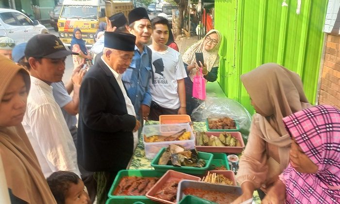 Kiai Asep Tebar Keberkahan, Borong Dagangan di Pasar Dinoyo sampai Warga Mantap Pilih Mubarok Kiai Asep Tebar Keberkahan, Borong Dagangan di Pasar Dinoyo sampai Warga Mantap Pilih Mubarok
