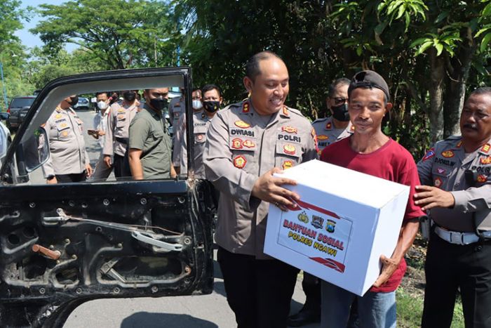 Tak Hanya Lansia, Kapolres Ngawi Juga Bagikan Sembako kepada Sopir Tak Hanya Lansia, Kapolres Ngawi Juga Bagikan Sembako kepada Sopir