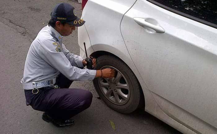 Parkir Sembarangan, Sebuah Mobil Digembosi Dishub Malang Parkir Sembarangan, Sebuah Mobil Digembosi Dishub Malang