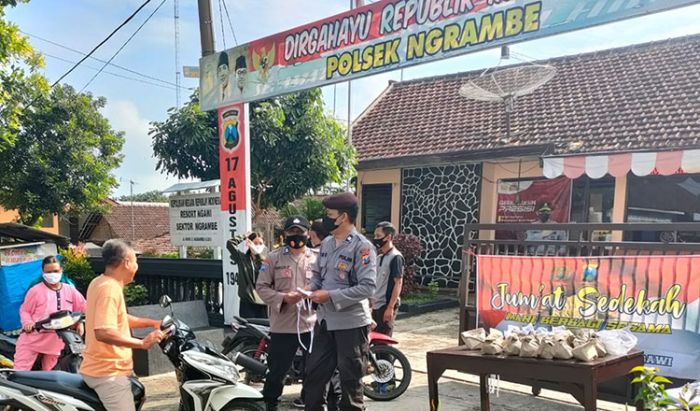 Tanamkan Kepedulian, Kapolsek Ngrambe Ngawi Ajak Jajaran Gemar Sedekah Tanamkan Kepedulian, Kapolsek Ngrambe Ngawi Ajak Jajaran Gemar Sedekah