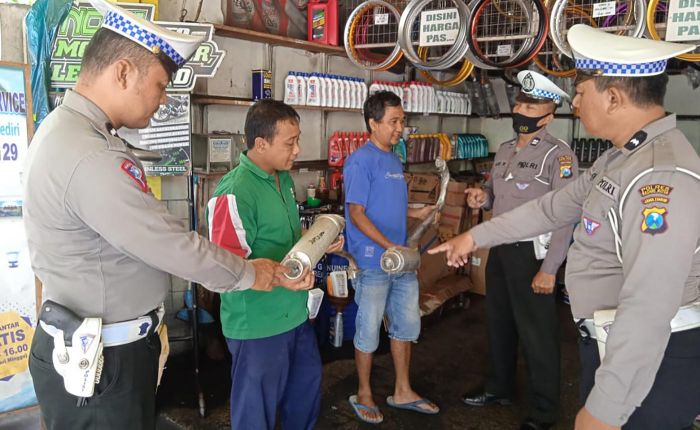 Sosialisasi Larangan Knalpot Brong, Satlantas Polres Kediri Kota Datangi Rumah Secara Door to Door Sosialisasi Larangan Knalpot Brong, Satlantas Polres Kediri Kota Datangi Rumah Secara Door to Door