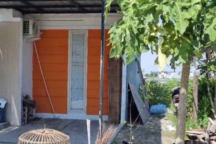 Polres Gresik Gerebek Rumah Dukun Pengganda Uang Palsu di Perum Grand Verona Cerme Polres Gresik Gerebek Rumah Dukun Pengganda Uang Palsu di Perum Grand Verona Cerme