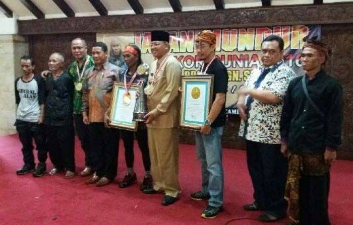 Jalan Mundur Daki Dua Gunung Sepanjang 298 Km, Tarpin Warga Malang Pecahkan Rekor Dunia Jalan Mundur Daki Dua Gunung Sepanjang 298 Km, Tarpin Warga Malang Pecahkan Rekor Dunia
