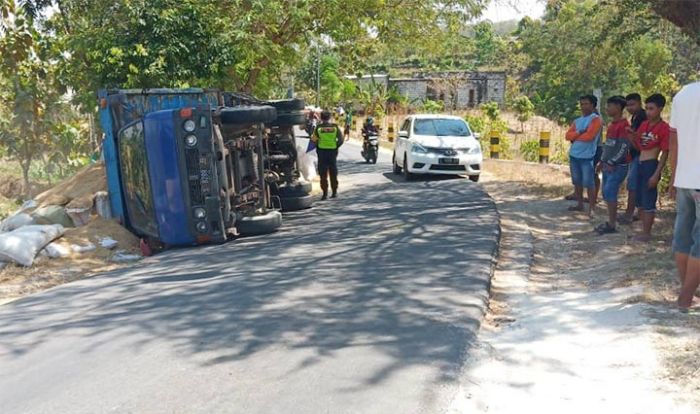 Melebihi Tonase, Truk Bermuatan Sekam di Tuban Terguling Melebihi Tonase, Truk Bermuatan Sekam di Tuban Terguling