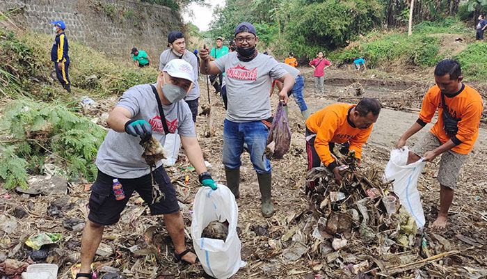 HSN 2022, Ratusan Relawan Turun ke Sungai Kedak Kediri untuk Bersihkan Sampah HSN 2022, Ratusan Relawan Turun ke Sungai Kedak Kediri untuk Bersihkan Sampah