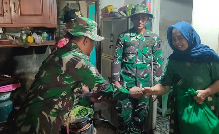 Satgas TMMD Sidoarjo Blusukan Bagikan Sembako ke Warga Satgas TMMD Sidoarjo Blusukan Bagikan Sembako ke Warga