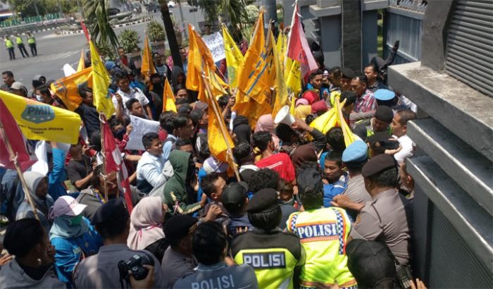 Aksi Saling Dorong Warnai Demonstrasi Mahasiswa di Tuban, Tuntut Pencabutan UU KPK Hasil Revisi