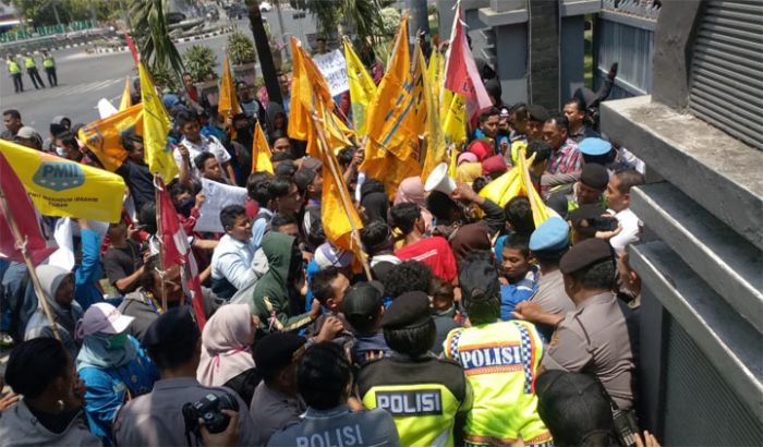 Aksi Saling Dorong Warnai Demonstrasi Mahasiswa di Tuban, Tuntut Pencabutan UU KPK Hasil Revisi Aksi Saling Dorong Warnai Demonstrasi Mahasiswa di Tuban, Tuntut Pencabutan UU KPK Hasil Revisi