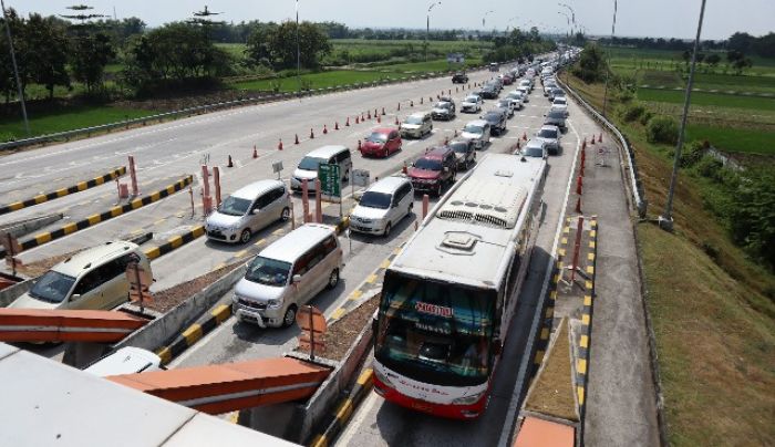 Exit Tol Jombang Macet, Kendaraan Mengular Hingga 2 Km