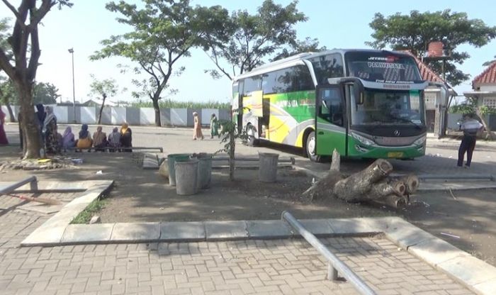 Wisata Religi Gus Dur Ditutup, Masih Ada Peziarah Datang Wisata Religi Gus Dur Ditutup, Masih Ada Peziarah Datang