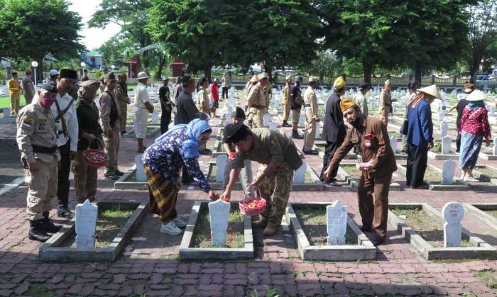 Peringati Hari Pahlawan, Komunitas Sepeda ROS Tabur Bunga di Taman Makam Pahlawan Sidoarjo Peringati Hari Pahlawan, Komunitas Sepeda ROS Tabur Bunga di Taman Makam Pahlawan Sidoarjo