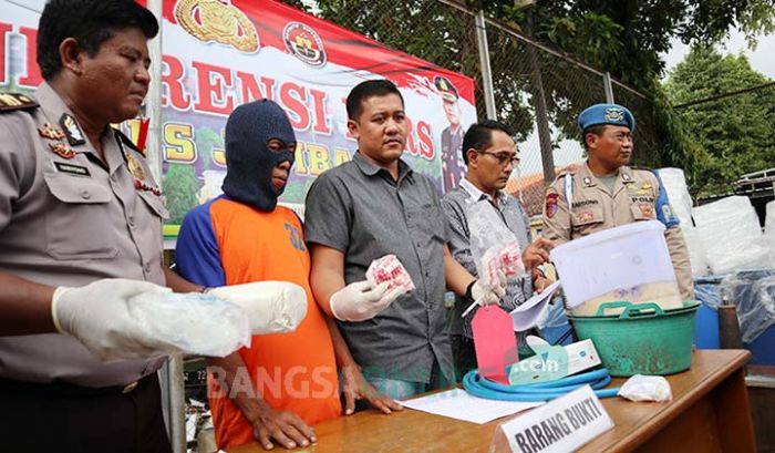 Tersangka Pembuat Miras di Jombang Terancam Hukuman 15 Tahun Penjara Tersangka Pembuat Miras di Jombang Terancam Hukuman 15 Tahun Penjara
