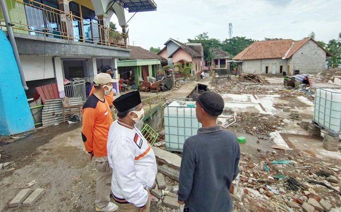 PKS Jatim Salurkan Air Bersih untuk Korban Banjir Jombang PKS Jatim Salurkan Air Bersih untuk Korban Banjir Jombang