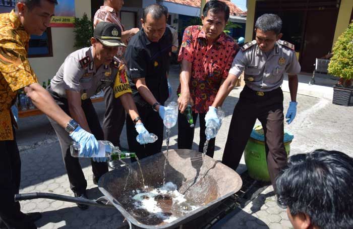 Ratusan Botol Miras Dimusnahkan Polres Pamekasan