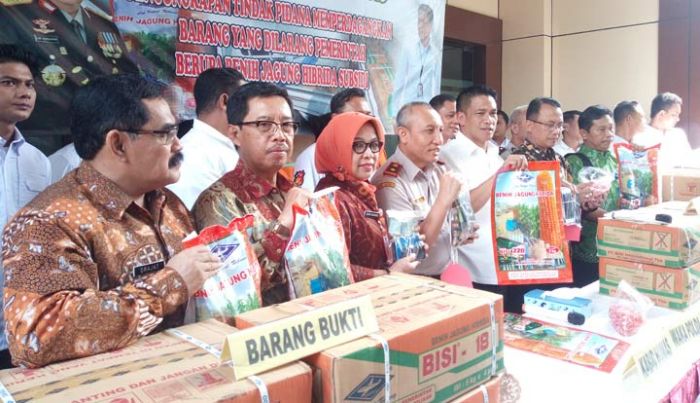 Tiga Tersangka Pelaku Jual Beli Benih Jagung Bersubsidi Dibekuk Polda Jatim