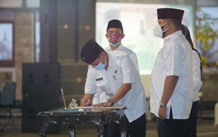 Lantik Pejabat Eselon II dan IV, Gus Ipul Berpesan Agar ASN Kompak Wujudkan Pasuruan Kota Madinah Lantik Pejabat Eselon II dan IV, Gus Ipul Berpesan Agar ASN Kompak Wujudkan Pasuruan Kota Madinah